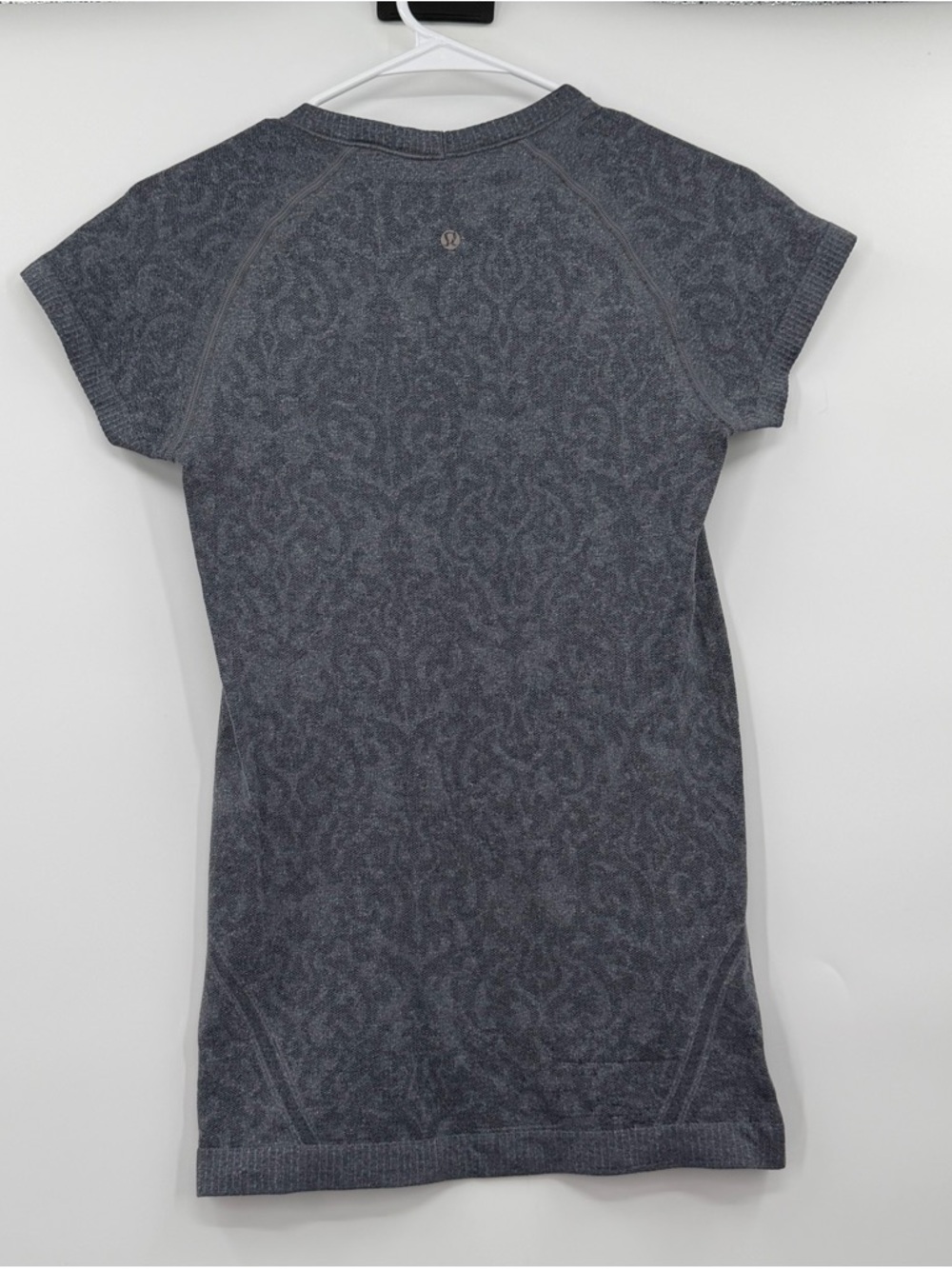 Lululemon grey floral swiftly tee 6 - Picture 2 of 4